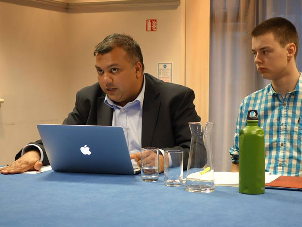 Executive Director of Burma Human Rights Network, Mr. Kyaw Win, addressing to the academics in a roundtable talk at Oxford University. Sharing the analysis on citizenship process for Rohingya population in Burma.